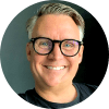 Testimonial Mark Beyer Ein lächelnder Mann mit Brille